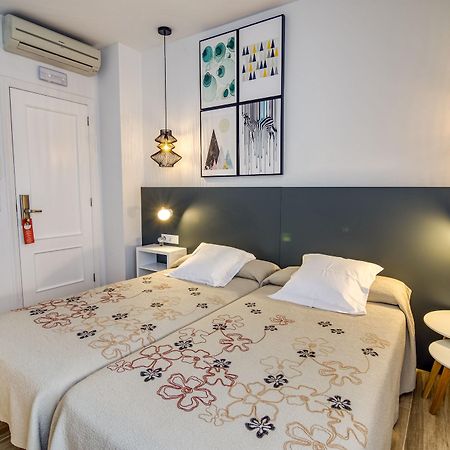 Hostal La Isla Mahón Екстериор снимка