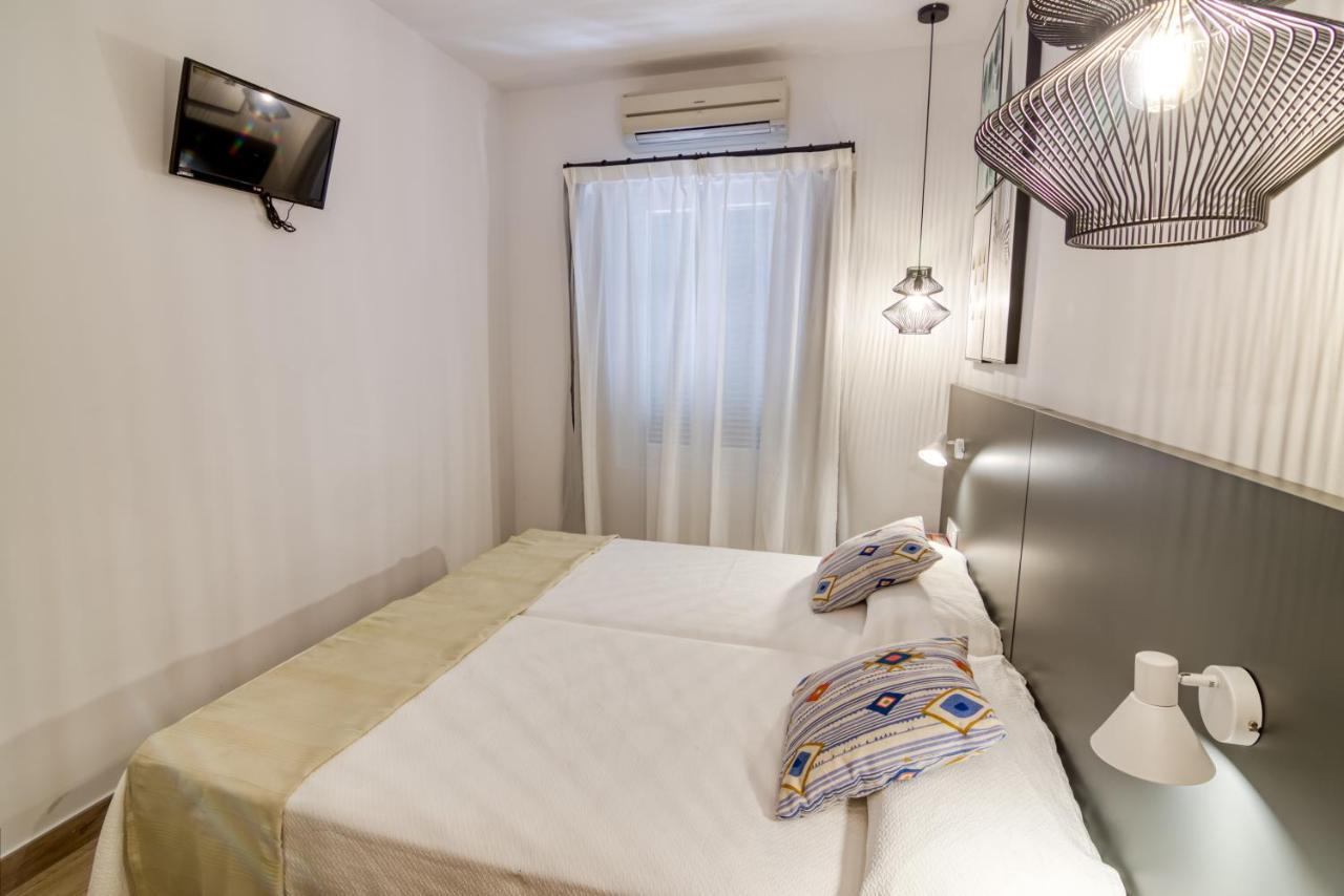 Hostal La Isla Mahón Екстериор снимка