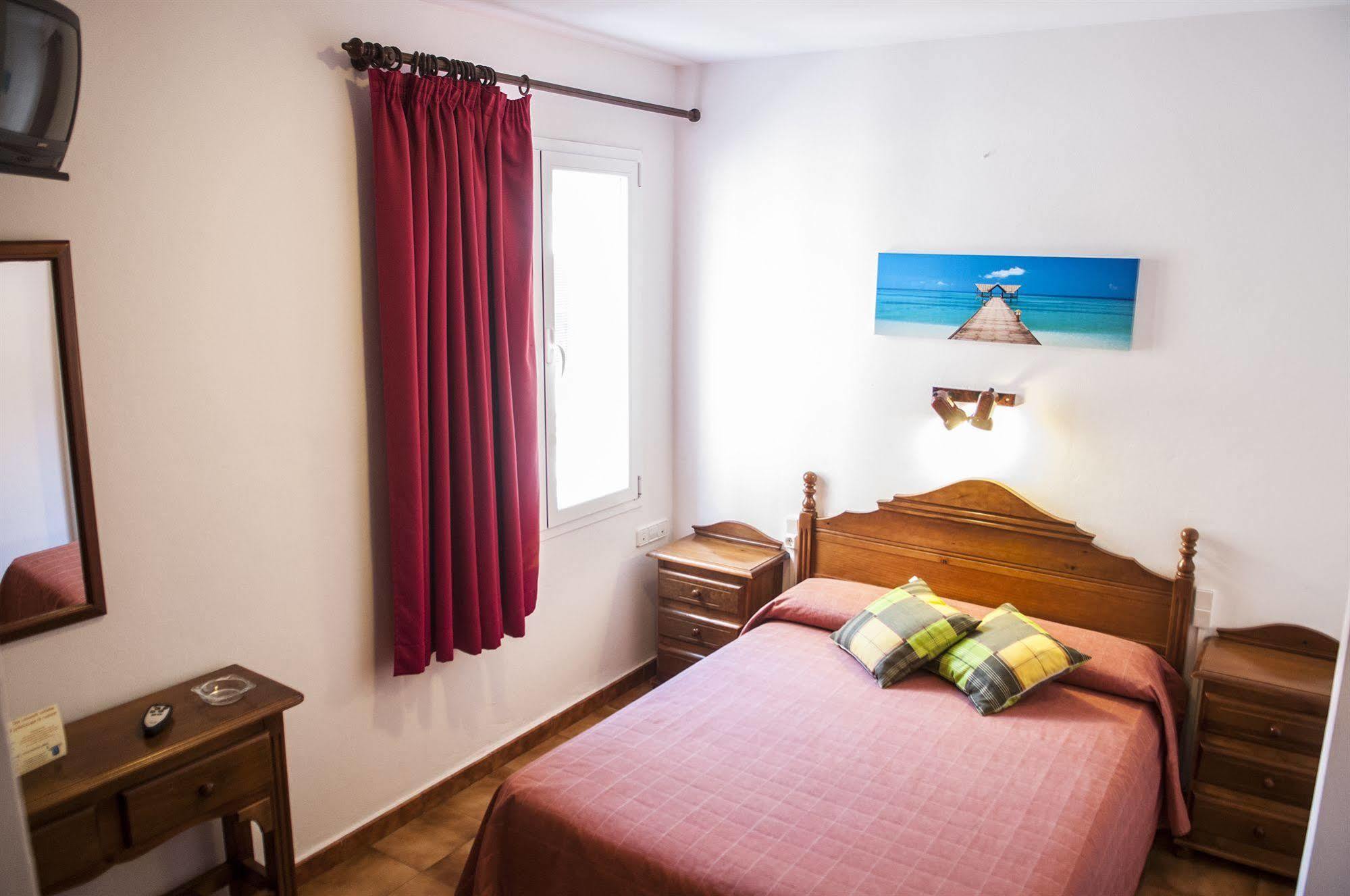 Hostal La Isla Mahón Екстериор снимка