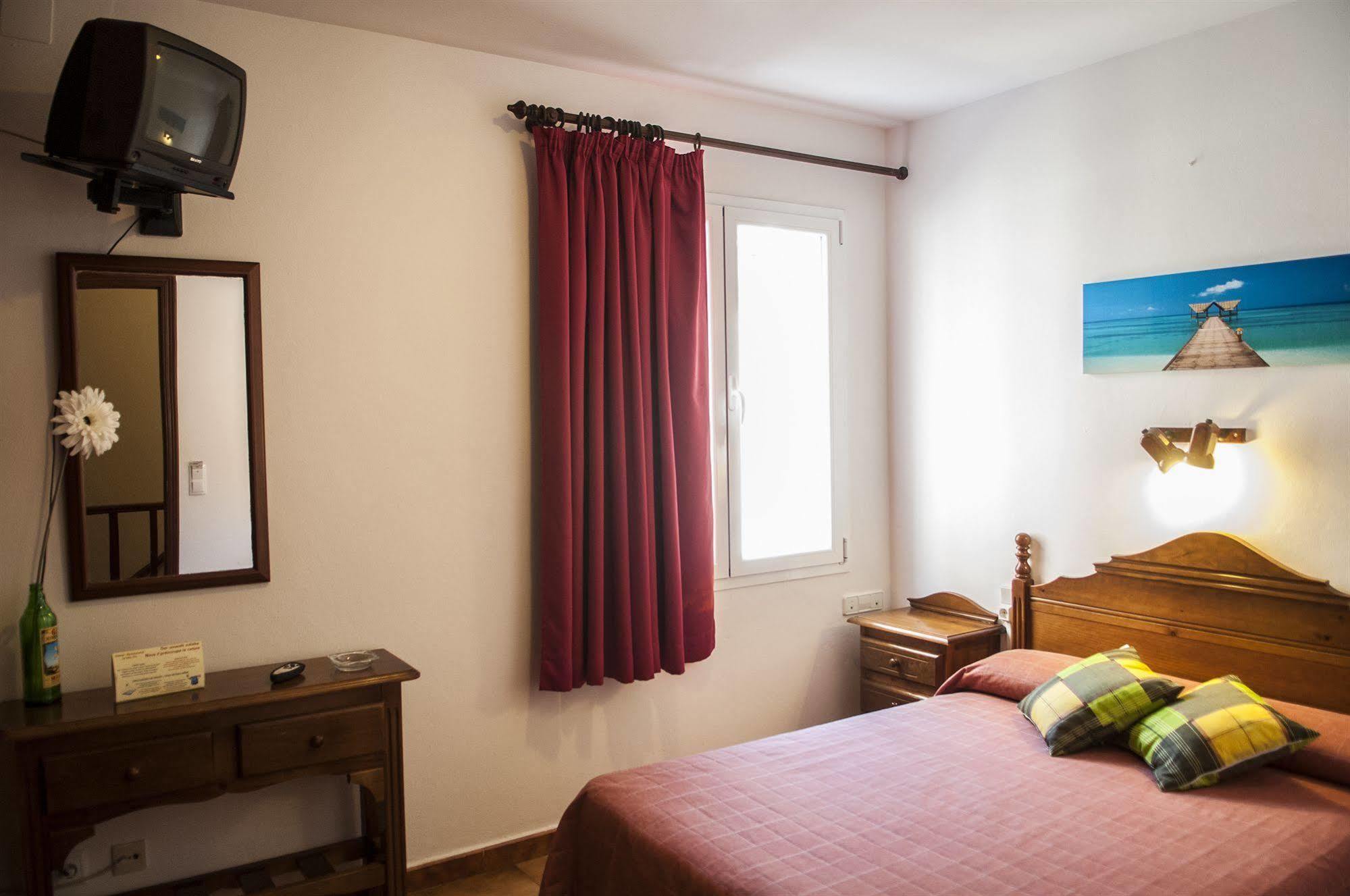Hostal La Isla Mahón Екстериор снимка